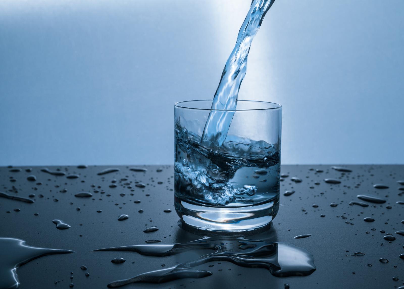 喝水減肥是真的？關於喝水的5大知識 ，飯前飯後這樣喝幫助消化，「溫水」可讓維生素B正常運作
