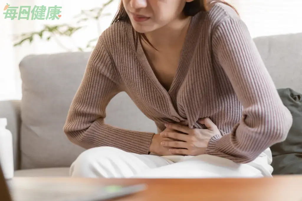 ▲月經期間腹痛、血便？子宮內膜異位症可能原因　婦產科醫生揭露5大警訊