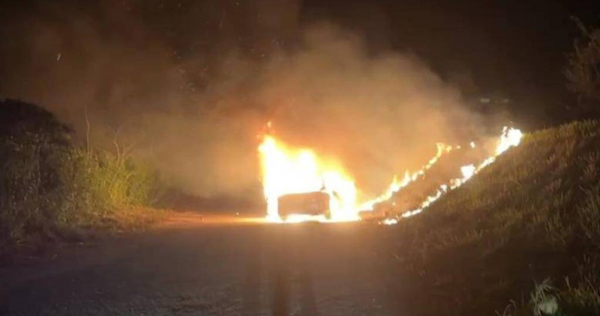 池上男不明原因放火燒車 車輛全毀幸車內無人